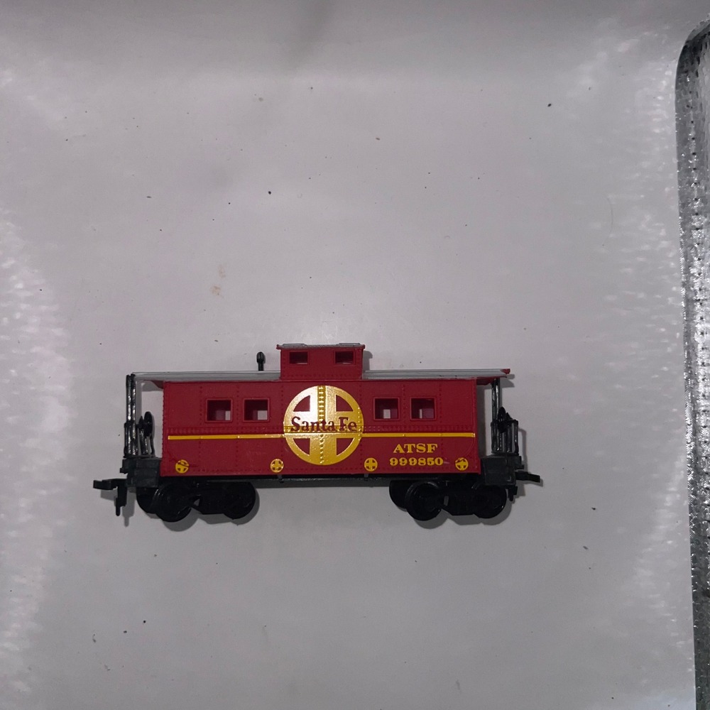 Santa Fe‎ ATSF 999850 Caboose Red Yellow Model Train Car Cupola Style Railcar